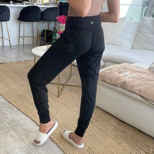 lululemon athletica - Size 4 - Black mesh joggers with built-in boy short liner